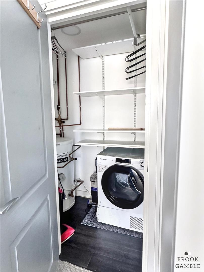 1 Bedroom Apartment - Conversion. Gildredge Road in Eastbourne,  13